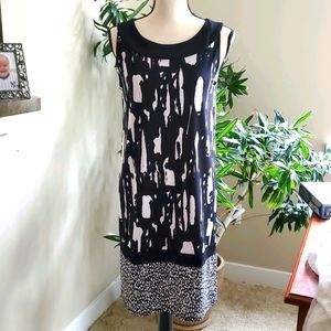 EUC- DANA BUCHMAN BL&WH SHEATH DRESS